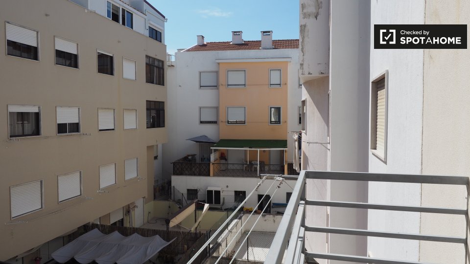 Double room Lisbon, 3 beds, 104m² — photo 7