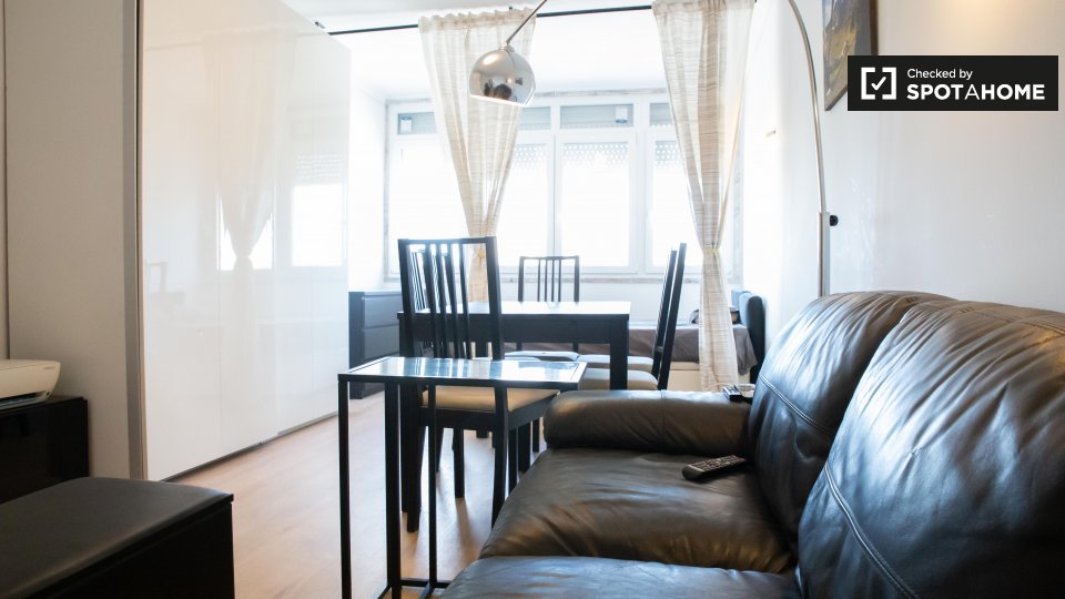 Double room Lisbon, 3 beds, 85m² — photo 2