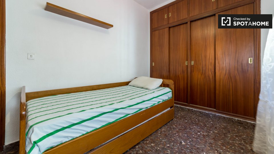 Double room Valencia, 5 beds, 120m² — photo 3