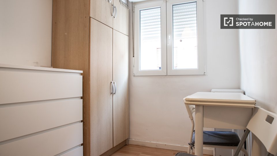 Double room Madrid, 3 beds, 50m² — photo 11