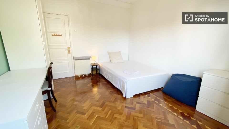 Double room Lisbon, 6 beds — photo 22