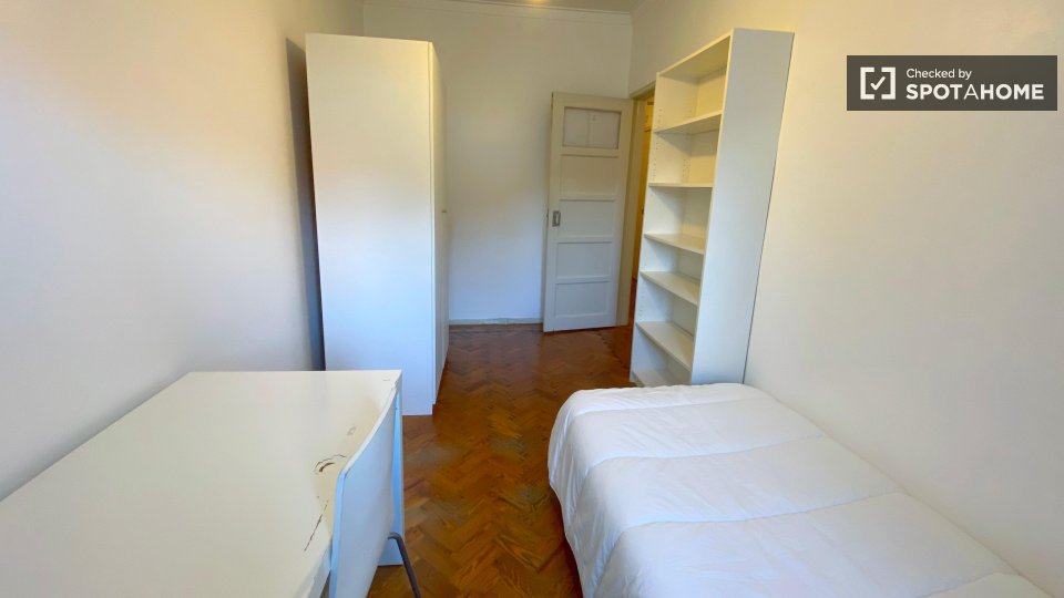 Double room Lisbon, 3 beds, 70m² — photo 9
