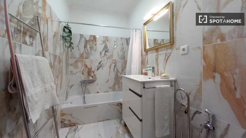 Apartment Lisbon, 3 beds, 75m² — photo 33
