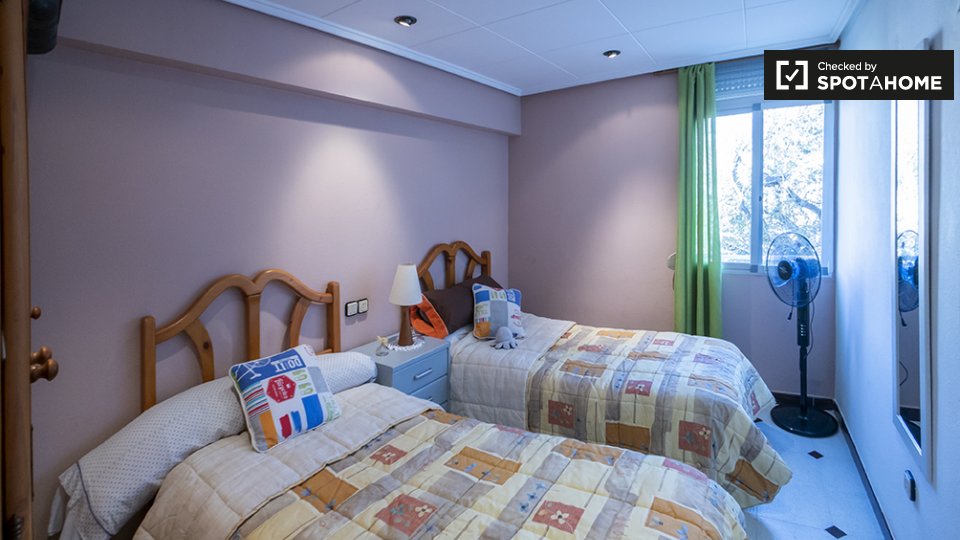Double room Valencia, 3 beds, 90m² — photo 18