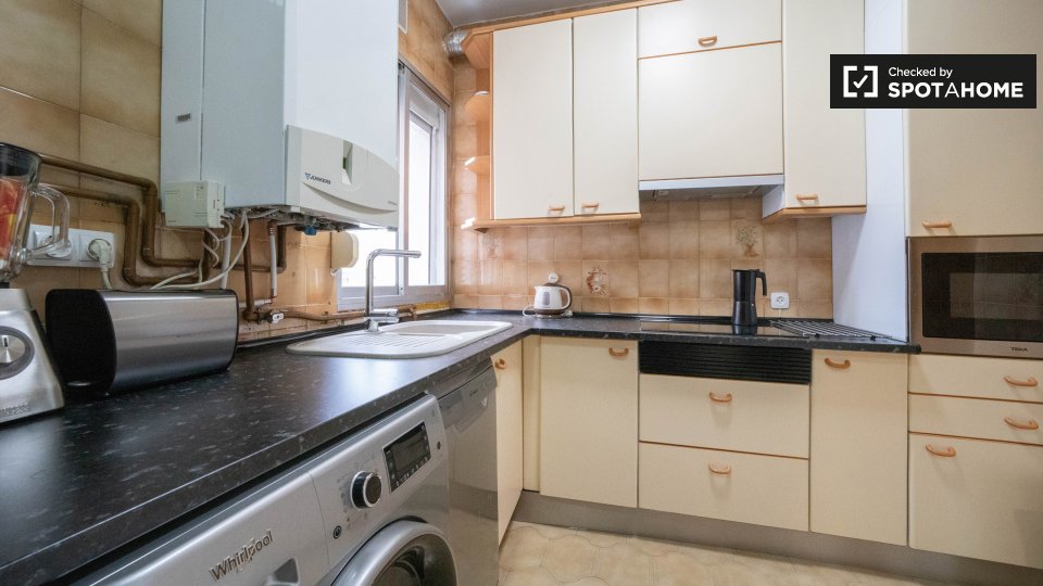 Double room Madrid, 5 beds, 110m² — photo 9