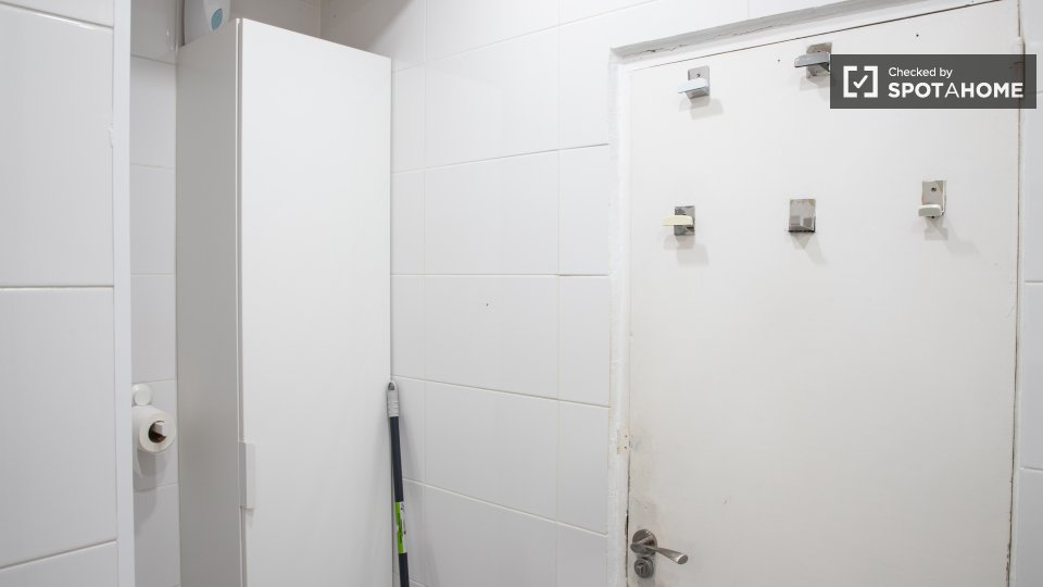 Double room Madrid, 3 beds, 50m² — photo 10