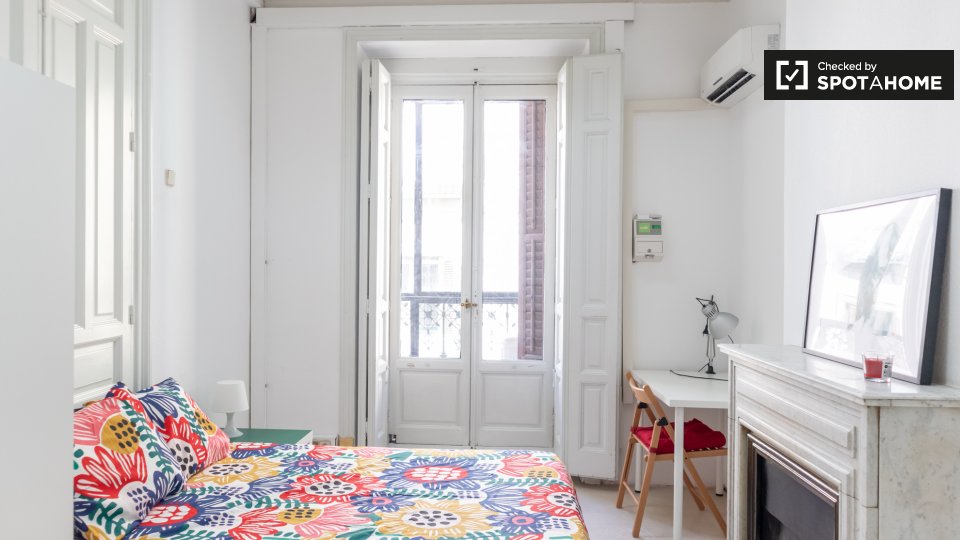 Double room Madrid, 13 beds, 220m² — photo 1