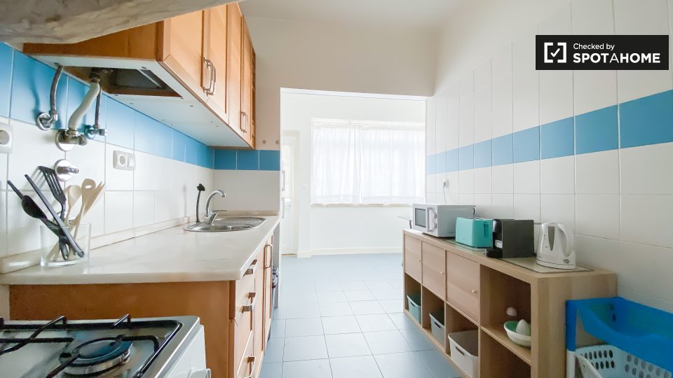 Double room Lisbon, 3 beds — photo 7