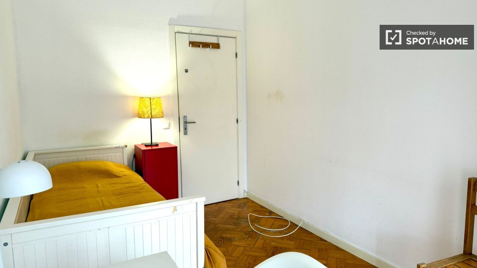 Double room Lisbon, 3 beds — photo 21