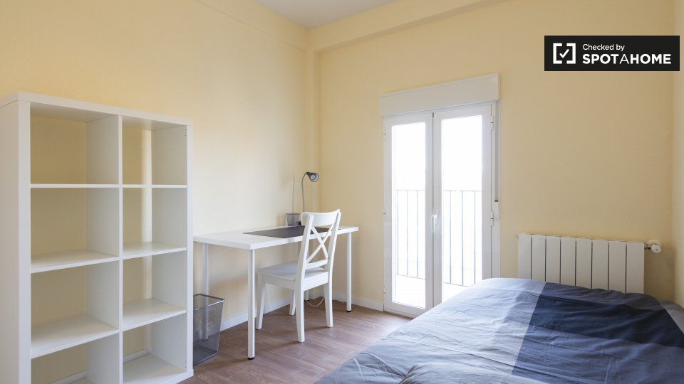 Double room Madrid, 3 beds, 65m² — photo 3
