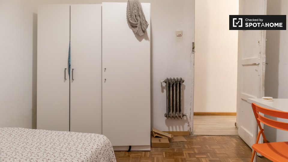 Double room Madrid, 5 beds, 110m² — photo 5