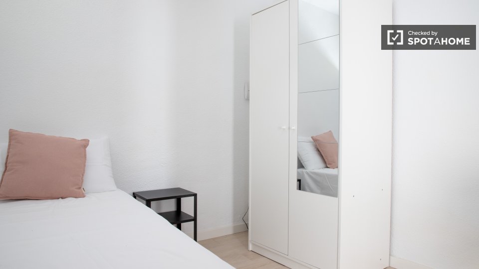 Double room Madrid, 3 beds, 56m² — photo 6
