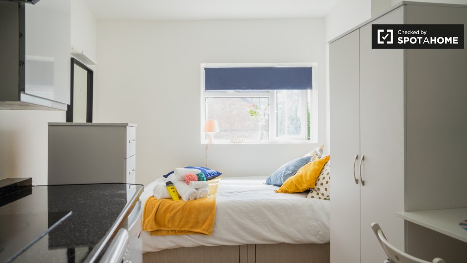 Chic studio flat to rent in Cricklewood, London (ref 343427) Spotahome