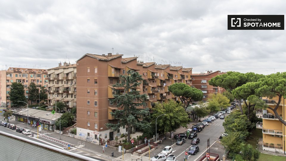 Affittasi stanza Solo Femmina con 4 camere da letto a Tuscolano, Roma