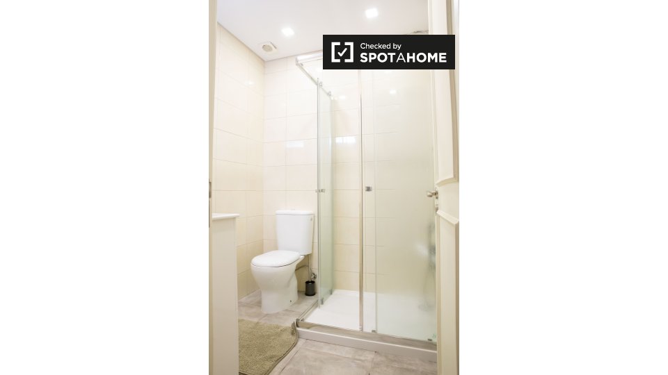 Double room Lisbon, 3 beds, 85m² — photo 16