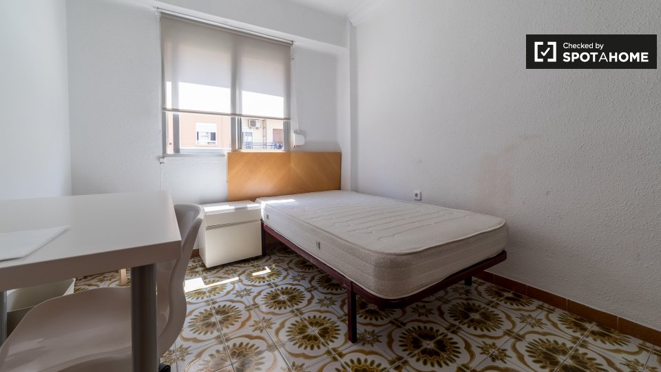 Double room Valencia, 5 beds, 120m² — photo 17
