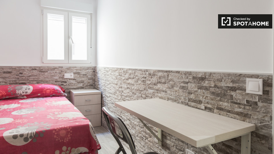 Double room Madrid, 3 beds, 60m² — photo 10
