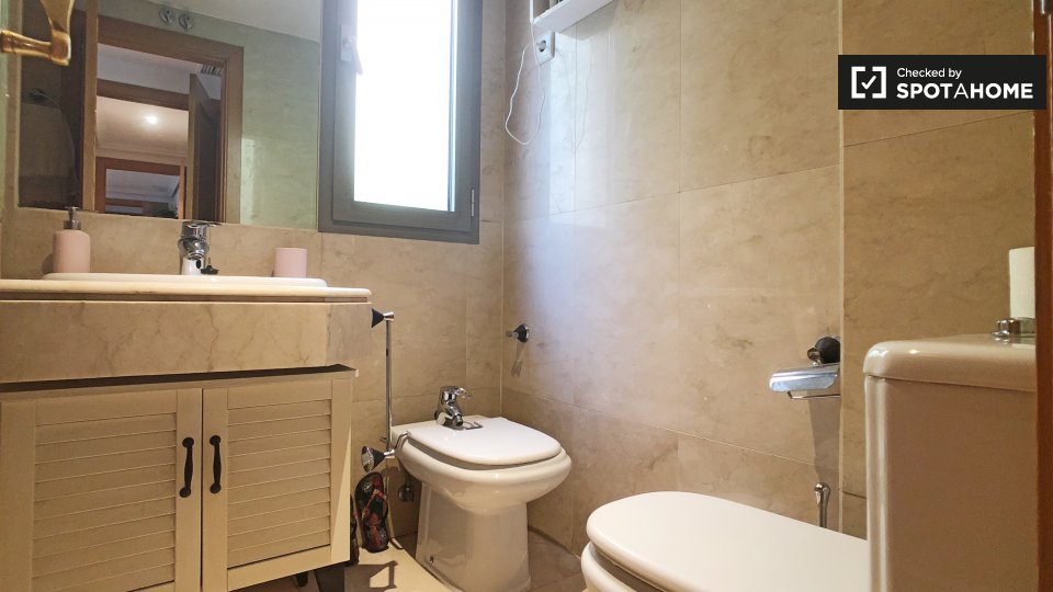 Double room Madrid, 2 beds, 80m² — photo 17