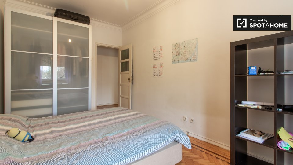 Double room Lisbon, 3 beds, 75m² — photo 3
