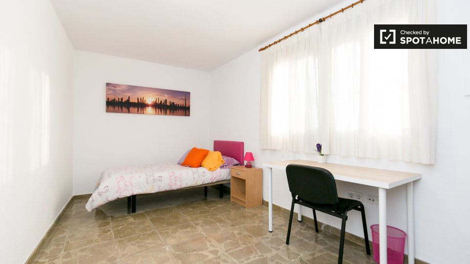 Double room Granada, 3 beds, 95m² — photo 1