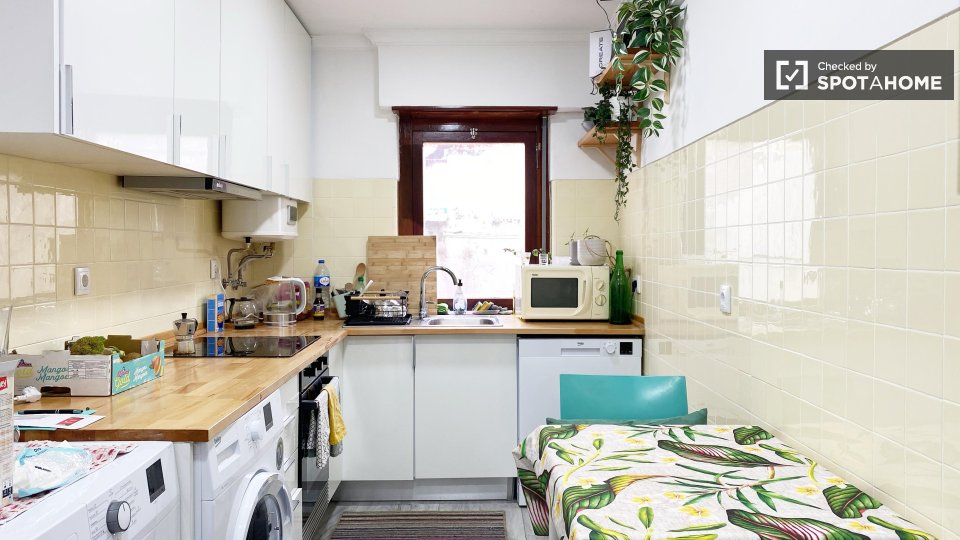 Double room Lisbon, 3 beds — photo 6