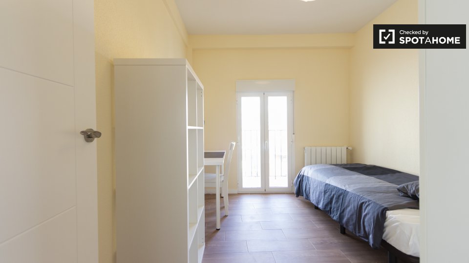 Double room Madrid, 3 beds, 65m² — photo 1
