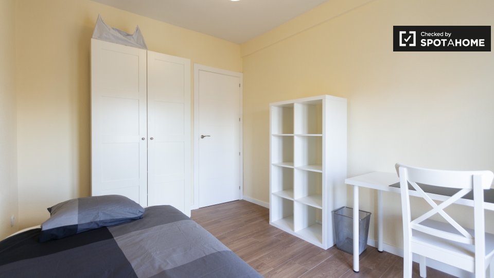 Double room Madrid, 3 beds, 65m² — photo 5