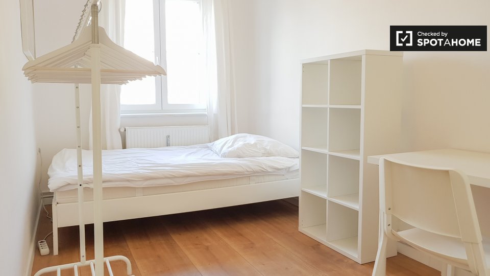 Double room Berlin, 3 beds, 63m² — photo 3