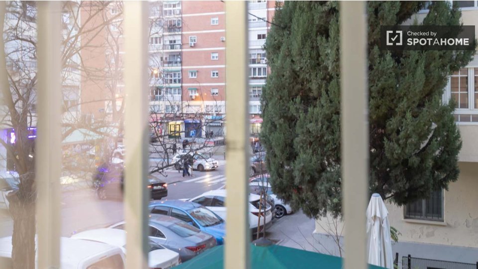 Double room Madrid, 3 beds, 50m² — photo 13