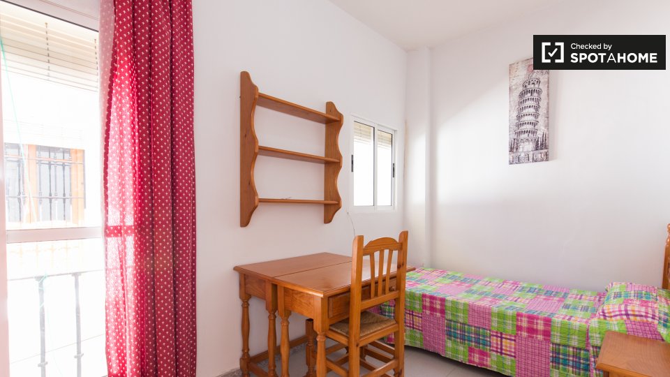 Double room Granada, 12 beds, 300m² — photo 1