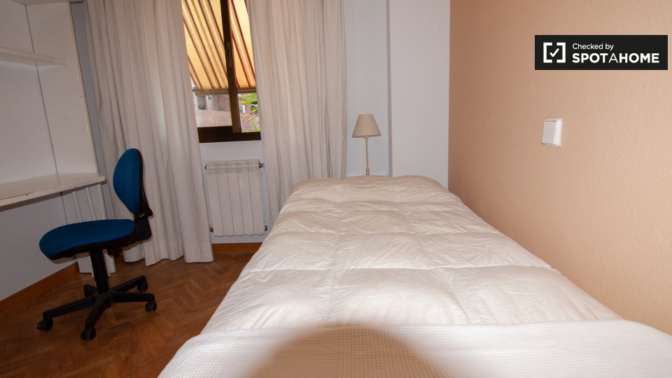 Double room Madrid, 3 beds, 115m² — photo 6