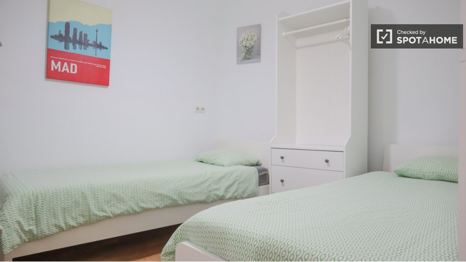 Double room Madrid, 3 beds — photo 10