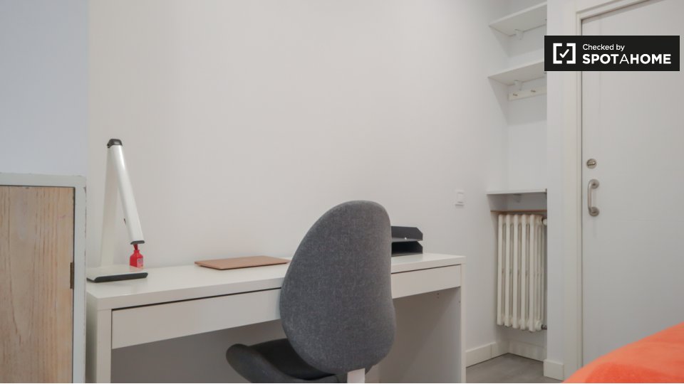 Double room Madrid, 3 beds — photo 16