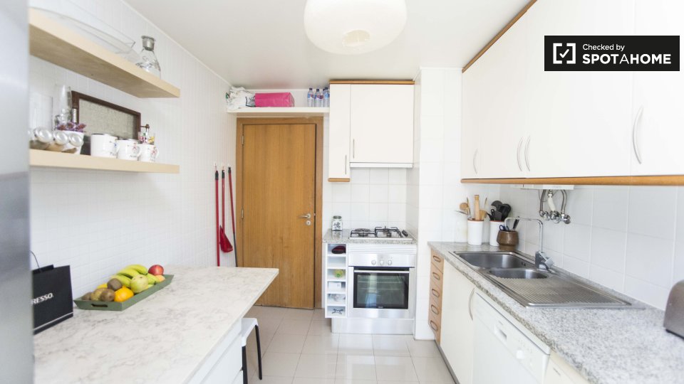 Double room Lisbon, 3 beds, 80m² — photo 7