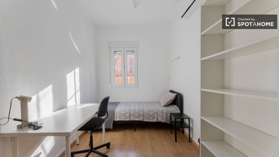 Double room Valencia, 3 beds — photo 4