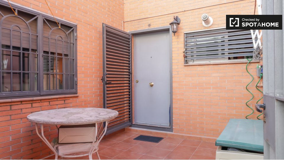 Double room Madrid, 2 beds — photo 18