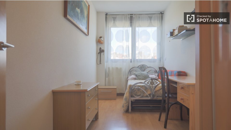 Double room Madrid, 3 beds, 70m² — photo 14