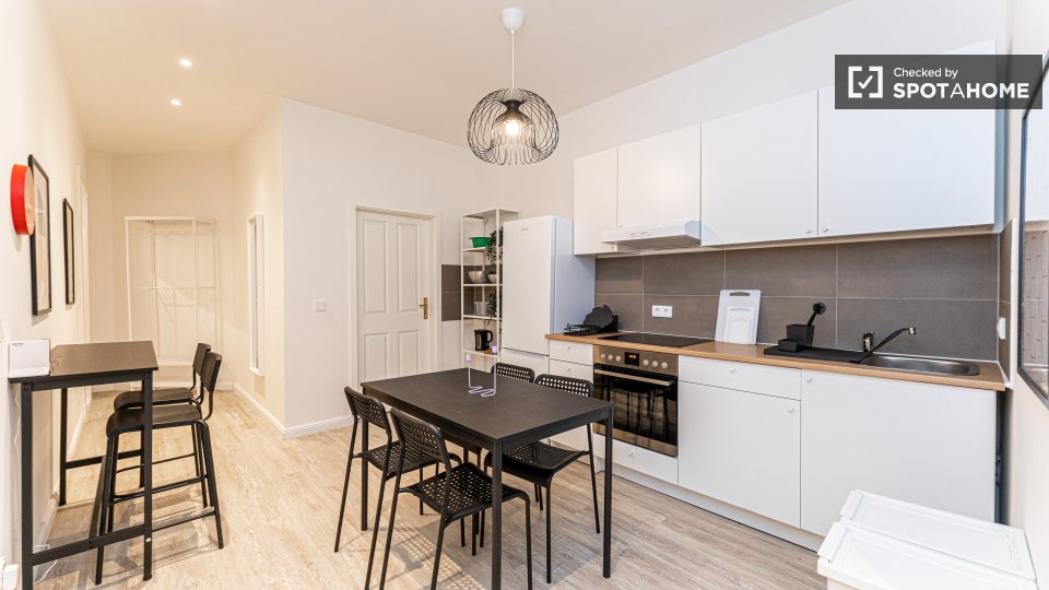 Double room Berlin, 6 beds, 101m² — photo 17