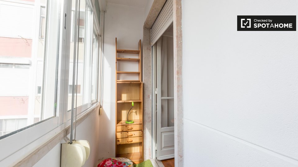 Double room Lisbon, 3 beds, 75m² — photo 4