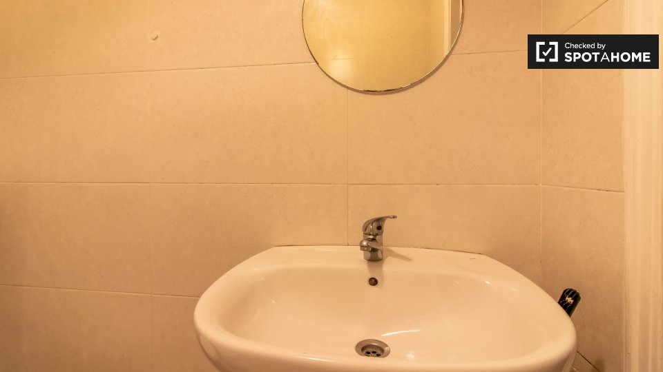 Double room Lisbon, 4 beds, 60m² — photo 11