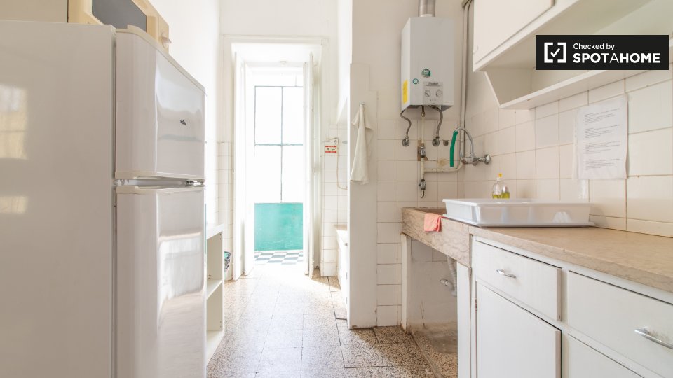 Double room Lisbon, 5 beds, 90m² — photo 6