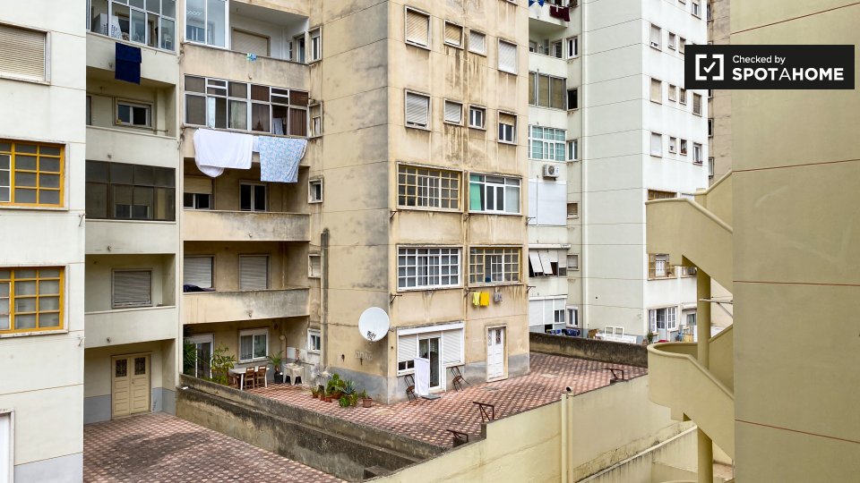 Double room Lisbon, 3 beds — photo 4