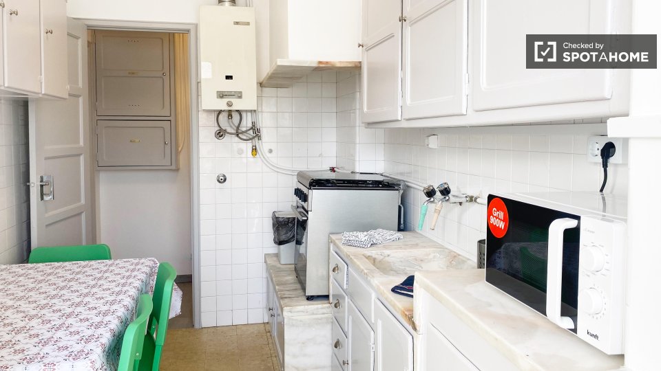 Double room Lisbon, 3 beds, 70m² — photo 17