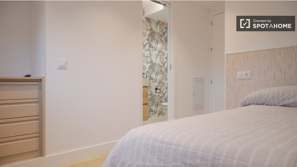 Double room Madrid, 3 beds — photo 11