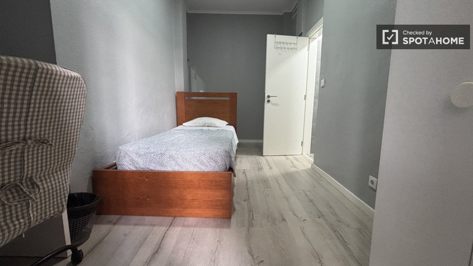 Double room Lisbon, 4 beds, 85m² — photo 27
