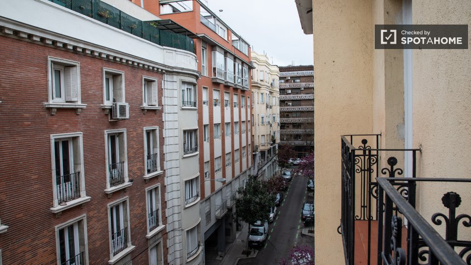 Double room Madrid, 5 beds, 120m² — photo 4