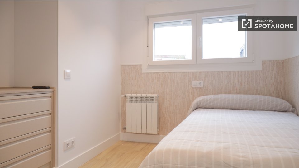 Double room Madrid, 3 beds — photo 19