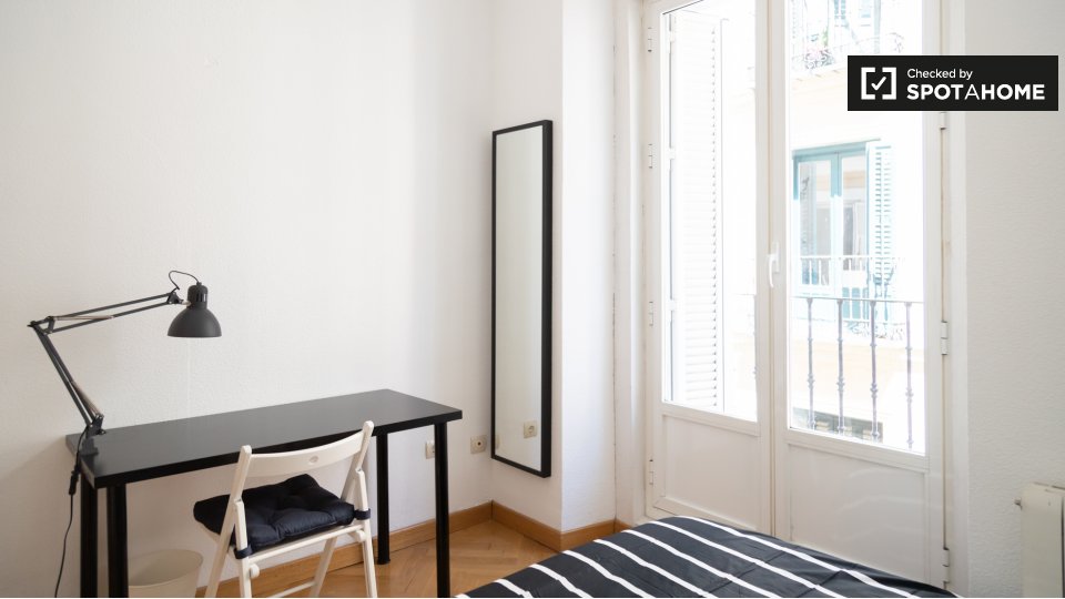 Double room Madrid, 7 beds, 140m² — photo 1