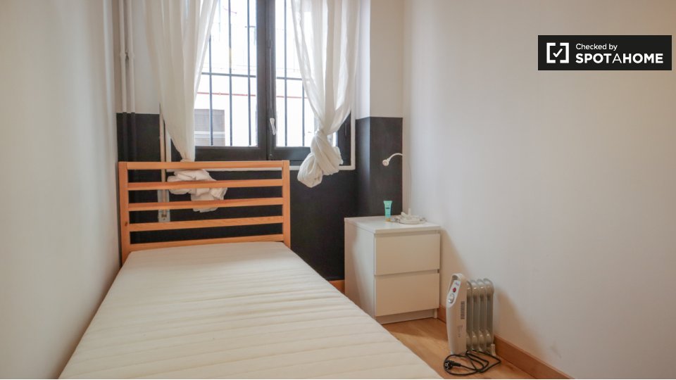Double room Madrid, 7 beds, 160m² — photo 3