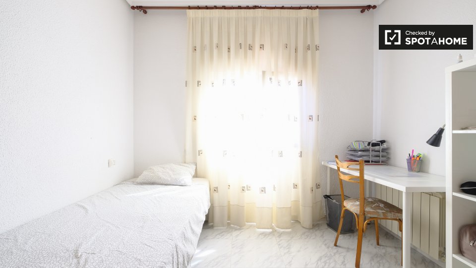 Double room Madrid, 3 beds, 62m² — photo 6